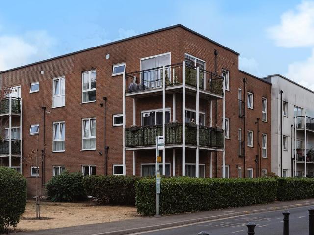 Canalside, Redhill RH1, 2 bed flat to rent, £1,750 pcm | PrimeLocation