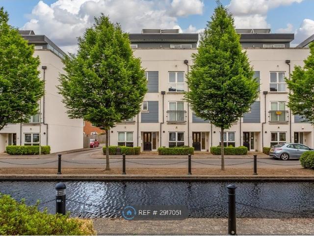Canalside, Redhill RH1, 2 bed flat to rent, £1,850 pcm | PrimeLocation