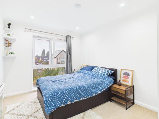 Canalside, Redhill, Surrey, RH1 2 bed apartment to rent £1,750 pcm £404 pw