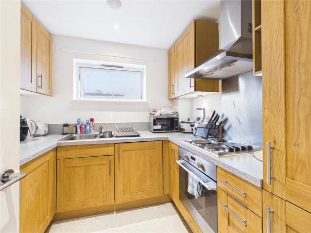Canalside, Redhill, Surrey, RH1 2 bed apartment to rent £1,800 pcm £415 pw