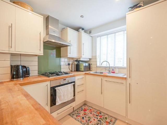 Canary Wharf, Isle Of Dogs, London, E14 2 bed end of terrace house to rent £2,500 pcm £577 pw