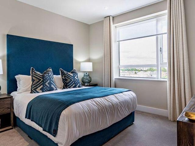 Canary Wharf, London E14 2 bed apartment to rent £3,935 pcm £908 pw