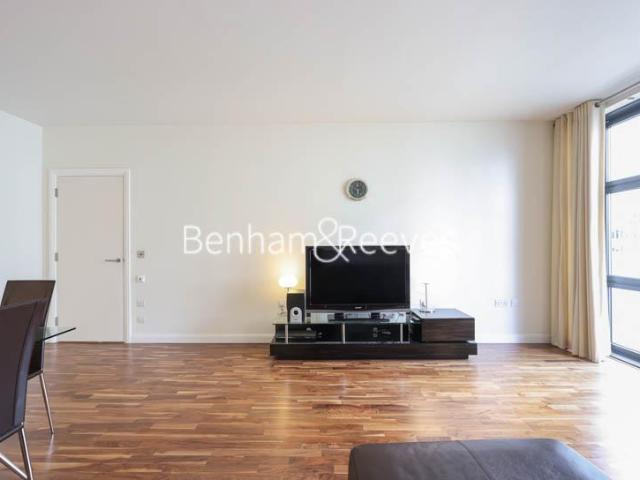 Canary Wharf, South Quay Square E14 2 bed apartment to rent £3,500 pcm £808 pw