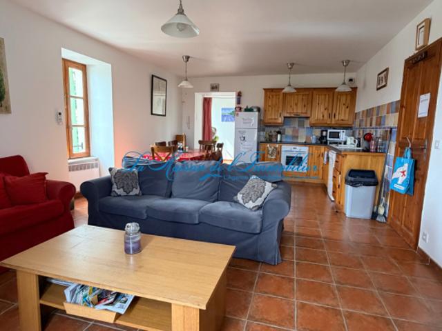CANAULES, dans une maison en pierres de caractère, apparteme