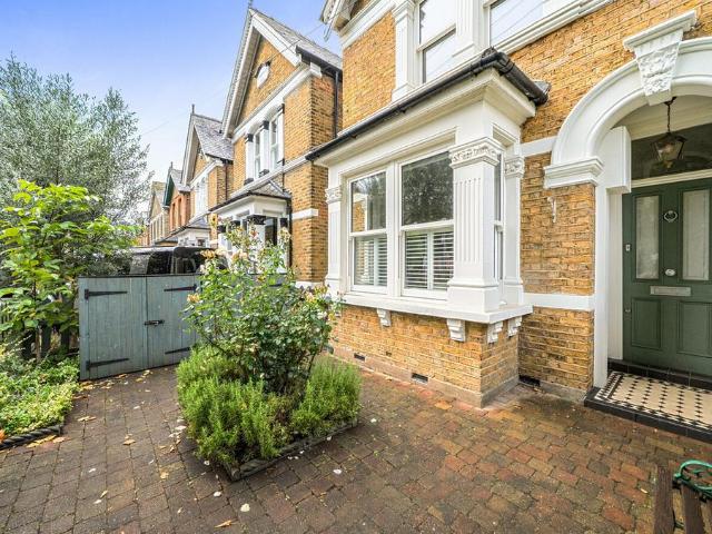 Canbury Avenue, London, KT2 5 bed detached house to rent £4,500 pcm £1,038 pw