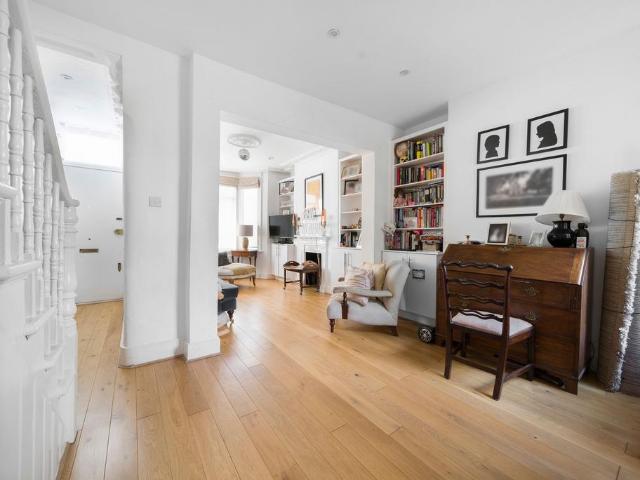 Candahar Road, London, SW11 3 bed terraced house to rent £3,750 pcm £865 pw