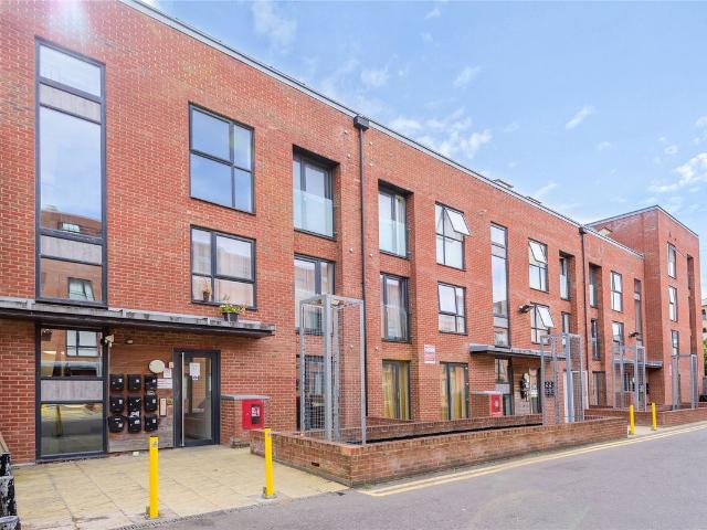 Candleford Court, Buckingham MK18, 1 bed flat to rent, £1,000 pcm | PrimeLocation