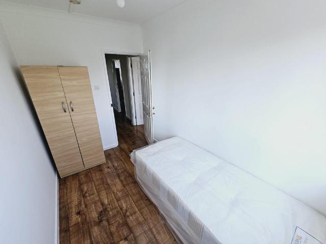 Candy Street, London E3 1 bed in a flat share to rent £700 pcm £162 pw