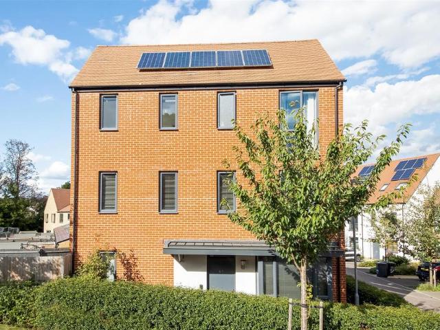 Cane Hill Drive, Coulsdon CR5 4 bed detached house to rent £3,350 pcm £773 pw
