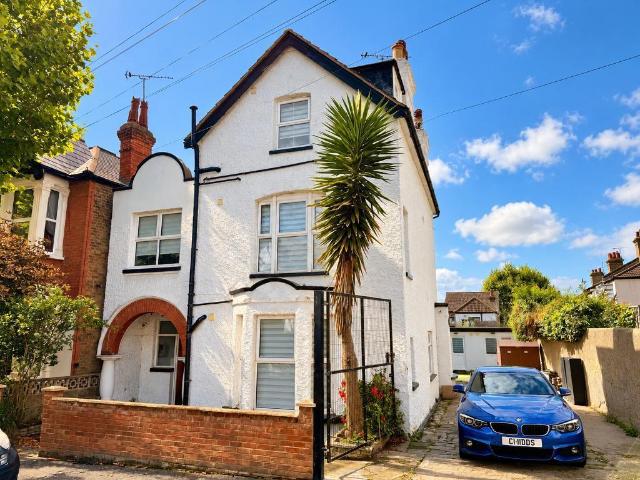 Canewdon Road, Westcliff on Sea. 1 bed house of multiple occupation to rent £600 pcm £138 pw