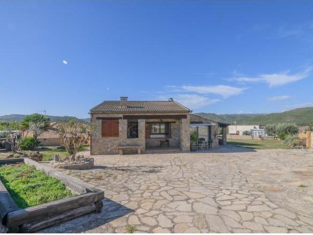 Canet de Fals: casa de piedra en planta baja con amplio porche y barbacoa