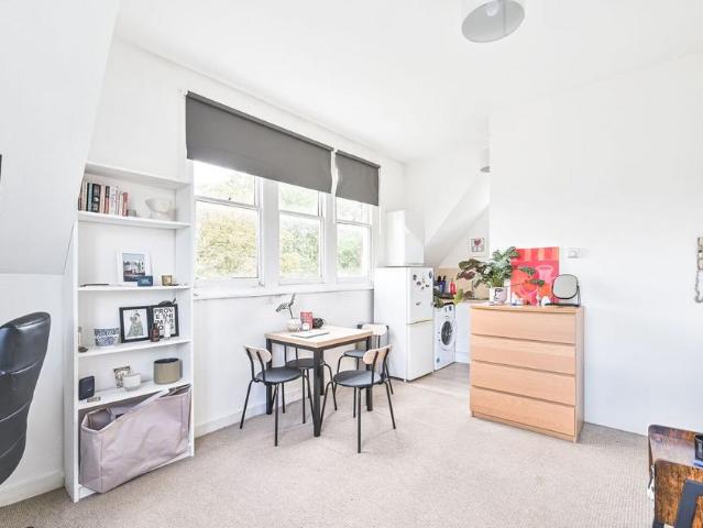 Canfield Gardnes, South Hampstead. Studio to rent £1,690 pcm £390 pw