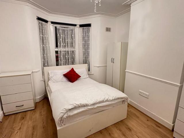Cann Hall Road, London E11 7 bed house share to rent £800 pcm £185 pw