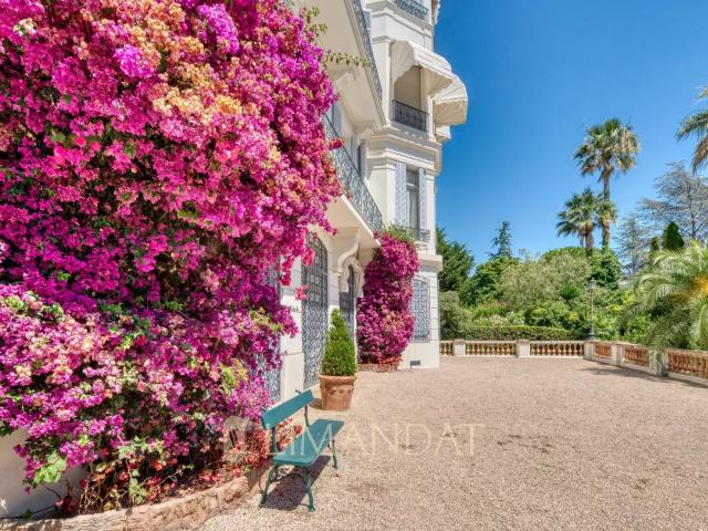 Cannes – 239 M² Bourgeois Avec Vue Mer – Opportunité Rare À. 239m² Cannes