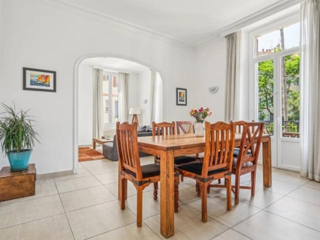 CANNES CENTRE Vaste 3 pièces style bourgeois, balcons, beaux volumes
