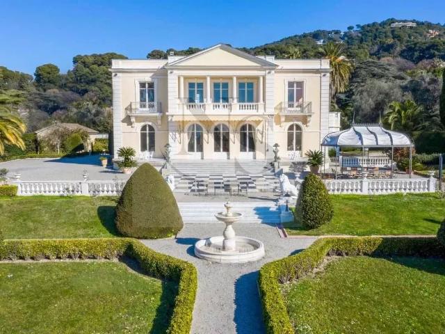 CANNES – CHÂTEAU D’EXCEPTION AU CŒUR D’UN PARC PRIVÉ DE 1 HECTARE – VUE MER