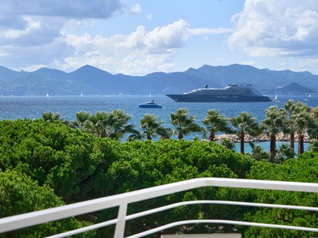 Location Saisonnière 4 pièces vue mer à Pointe Croisette Cannes