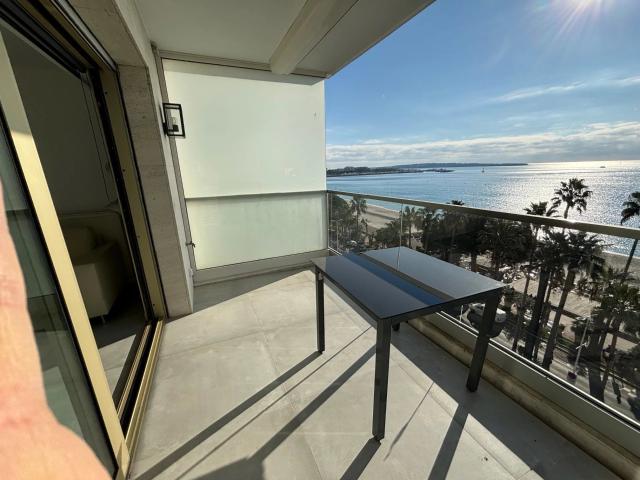 Cannes Croisette 4 pièces, magnifique vue mer, face plage et. 107m² Cannes