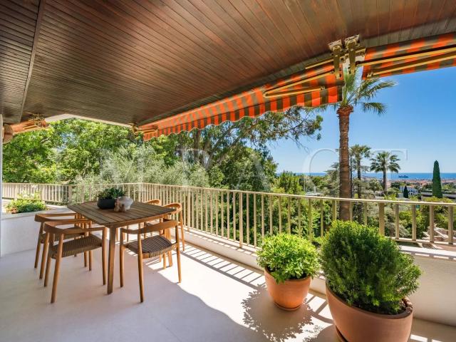 Cannes Oxford Appartement 4 pièces rénové vue Mer à Vendre