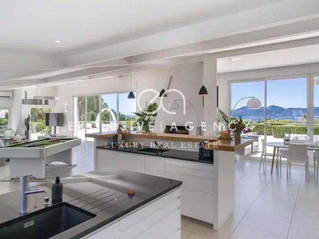 Cannes Location meublee a l'annee villa 7 pieces 284.68 m² piscine et vue mer