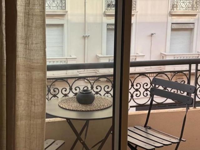 CANNES LA BANANE APPARTEMENT 2 pièces avec balcon
