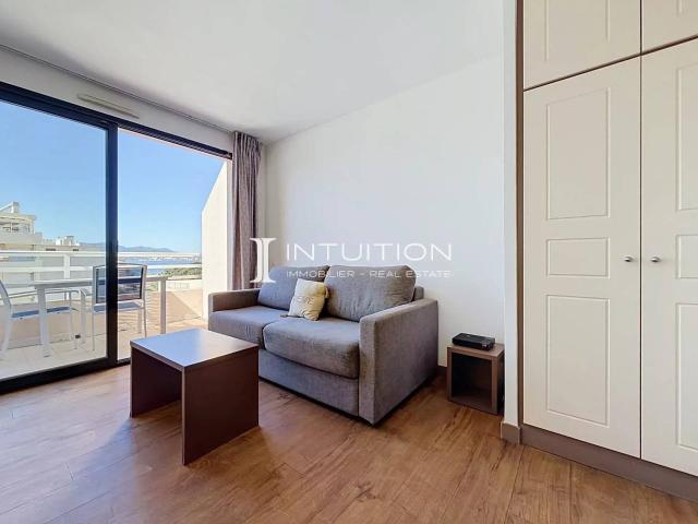 Cannes Le Suquet: 2 rooms on a high floor with terrace and sea view