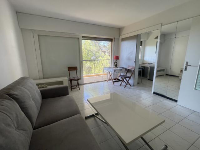 CANNES, Quartier des Anglais, F1 ~30m2 à rénover étage