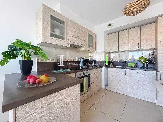 Cannes République: Apartment with terrace and garage