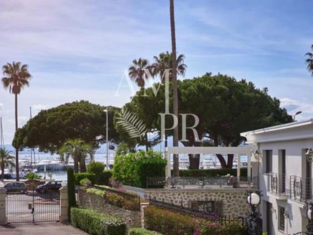 CANNES VILLA RENOVEE SUR LA CROISETTE VUE MER