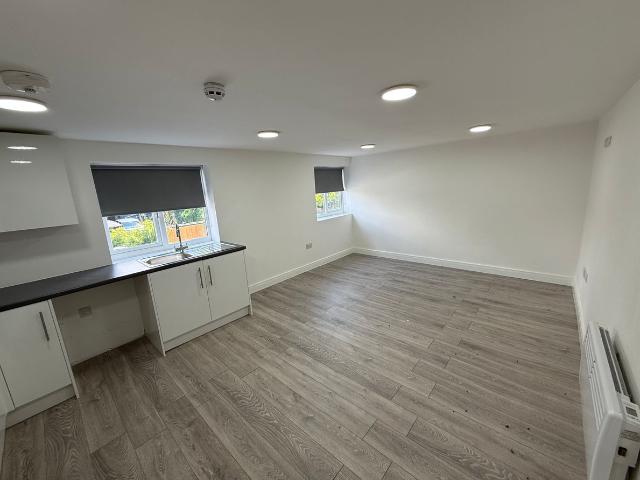 Cannock Road, Wolverhampton WV10, 2 bed flat to rent, £1,000 pcm | PrimeLocation