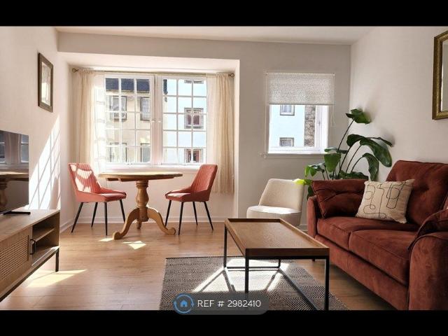 Canongate, Edinburgh EH8, 2 bed flat to rent, £2,100 pcm | PrimeLocation