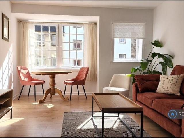 Canongate, Edinburgh, EH8 2 bed flat to rent £2,100 pcm £485 pw