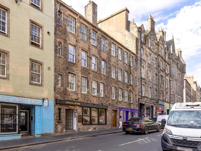 Canongate, Edinburgh 2 bed apartment to rent £1,900 pcm £438 pw