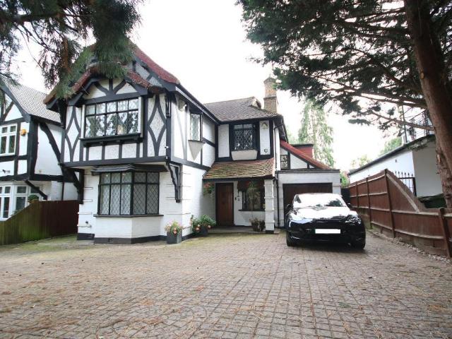 Canons Drive, London, HA8 7RB, United Kingdom | 4 bed house for rent #134071217 | Rentberry