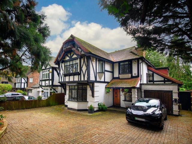 Canons Drive, London, HA8 7RB, United Kingdom | 4 bed house for rent #133740058 | Rentberry