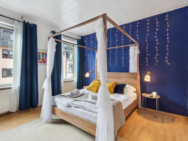 Canopy Bed l 4 BDR l Vintage Vibes – ZachaStay