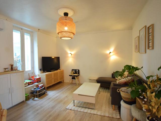 Cabannes Maison de village 3 chambres avec cour et local v. 80m² Cabannes