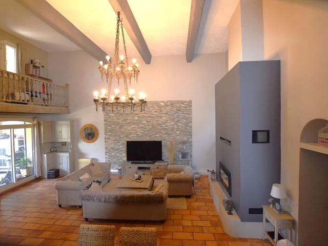 CABANNES Mas partagé rénové avec goût, 6 pièces terrasse. 139m² Cabannes