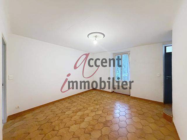 Cabannes: Partie de Mas T3 93 m² avec 2 chambres, cour et parking