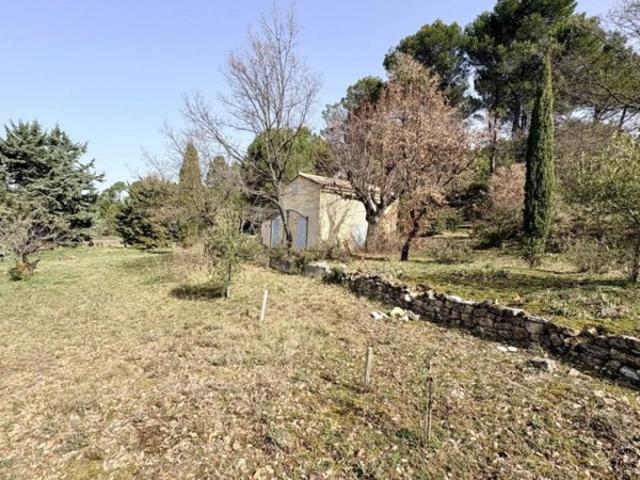 Cabanon à rénover sur 1,5 hectare de nature à Mormoiron