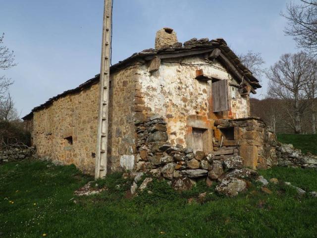 Cabaña Adosada de 144 m23 con Horno a recuperar y Terreno de 17.000 m2 en Riosecos, a 5 Km. de Las Machorras Espinosa