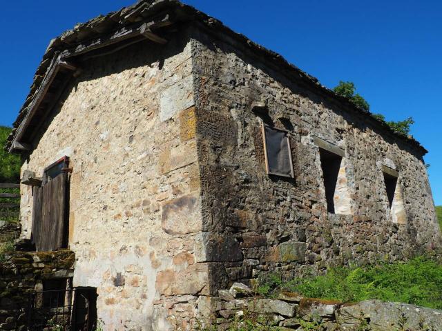 Cabaña Indep. Semi reformada de 156 m2 const. y Terreno de 21.000 m2 en Pto. La Sía Km.6 Valcaba Villar de Soba