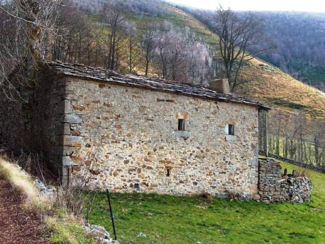 Cabaña pasiega indep. de 163 m2 en 2 plantas en Terreno de 14.000 m2 en La Sía Km. 1'5 Espinosa
