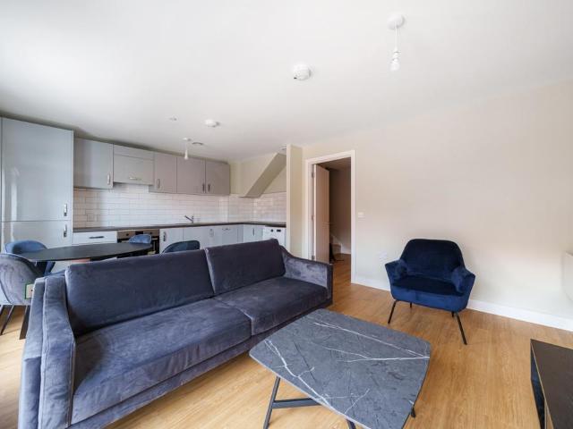 Cable House 10 Market Street Newbury. 3 bed apartment to rent £2,010 pcm £464 pw