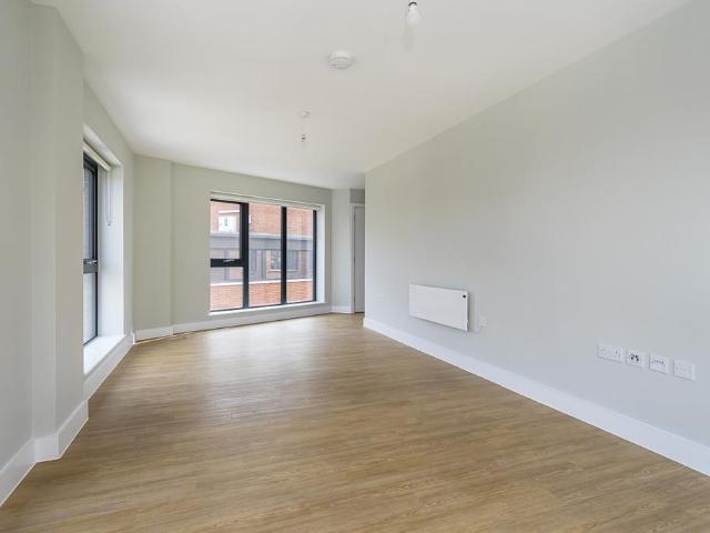 Cable House, 10 Market Street Newbury. 2 bed apartment to rent £1,740 pcm £402 pw