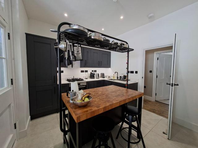 Cable Street, London E1, 2 bed flat to rent, £2,600 pcm | PrimeLocation