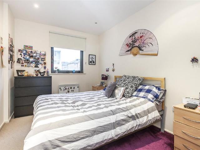 Cable Street, London, E1W 2 bed flat to rent £2,250 pcm £519 pw