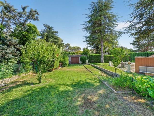 CABRIES. AIX TGV. JOLIE MAISON DE PLAIN PIED/PISCINE ET JARDIN