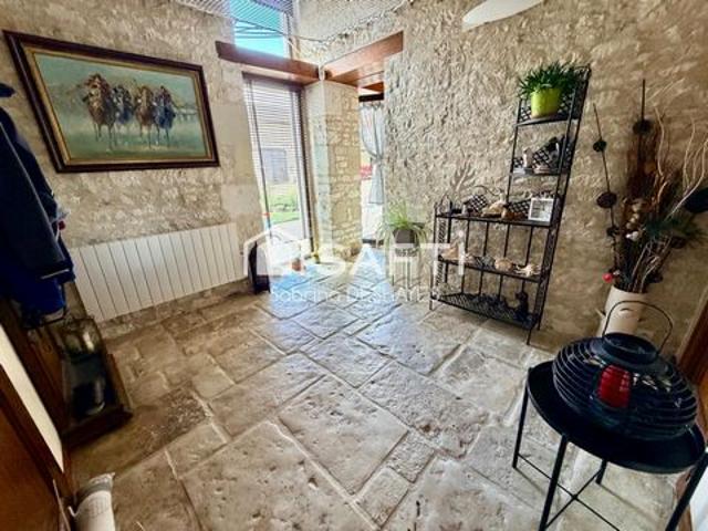 CACHET EXCEPTIONNEL maison avec dépendances et jardin arboré