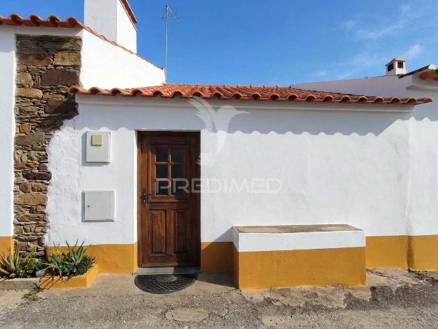 Cada tradicional alentejana, térrea, com terreno de 625m2
